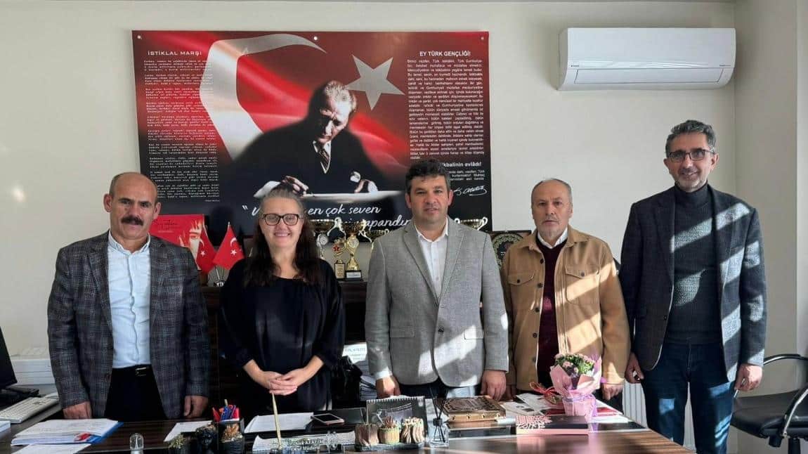 Başakşehir Ak Parti Meclis üyesi ,Ak Parti Başakşehir İlçe Yönetim Kurulu  Üyesi ve Ak Parti Ziya Gökalp Mahallesi Başkanı öğretmenler günü kutlaması dolayısıyla okulumuzu ziyaret ettiler.