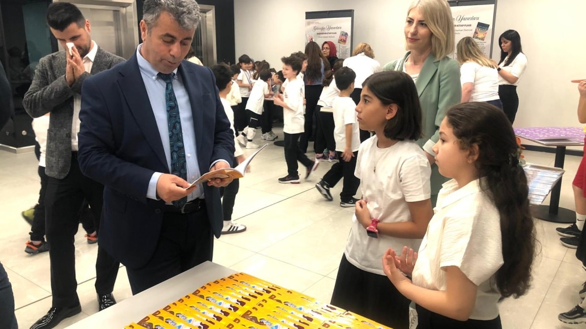 Bugün öğrencilerimizle birlikte Geleceğin Yazarları Başakşehir Kitap Fuarındaydık!