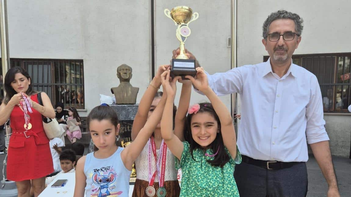 Karne gününde yapılan ödül törenimizde “Altın Krampon Futbol Turnuvası”nda dereceye giren sınıflarımıza kupaları ve madalyaları takdim edildi. Tebrik ederiz. 